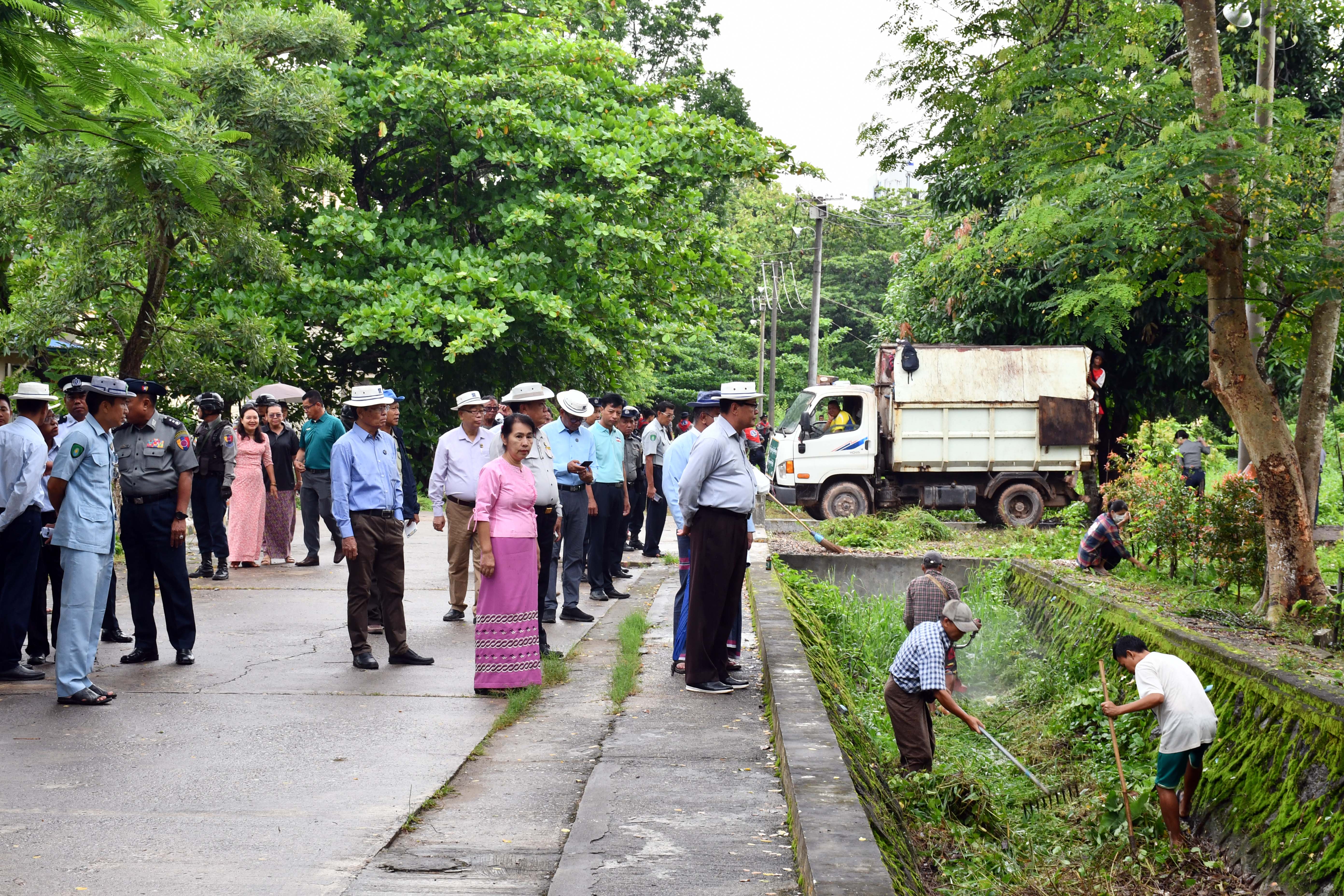 ကရင်ပြည်နယ်ဝန်ကြီးချုပ်ဦးစောမြင့်ဦး ဘားအံတက္ကသိုလ်၌စုပေါင်းသန့်ရှင်းရေးလုပ်ငန်းဆောင်ရွက်မှုအား ကြည့်ရှုအားပေး