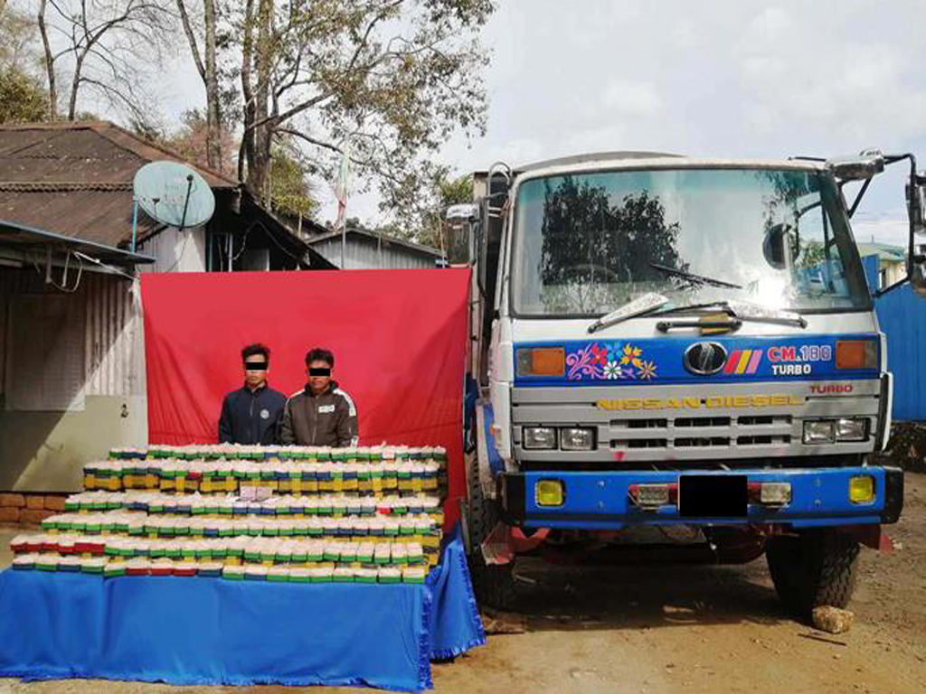 ထွန်းလင်းထက်နှင့် ကျော်ရင်တို့အား သိမ်းဆည်းရမိသည့် ဘိန်းဖြူများနှင့်အတူ တွေ့ရစဉ်