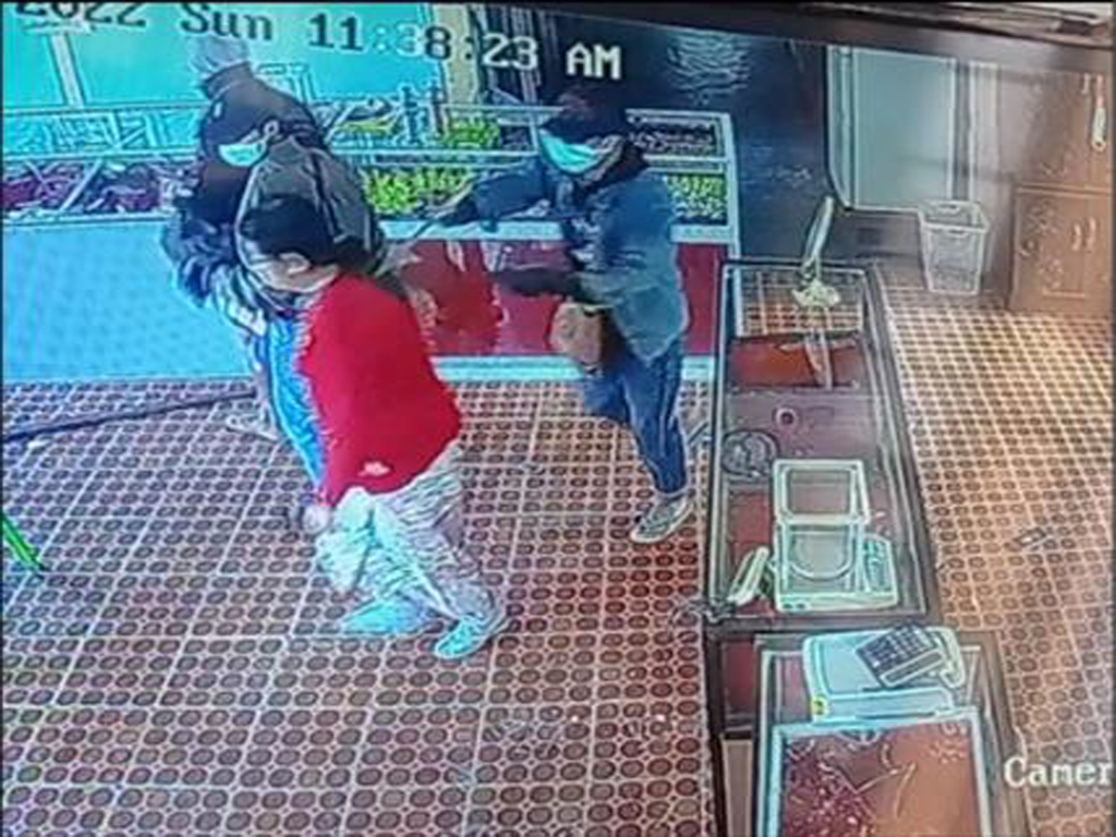 စစ်ကိုင်းတိုင်းဒေသကြီး၊ အင်းတော်မြို့ရှိ ရွှေဆိုင်တစ်ဆိုင်အား အကြမ်းဖက်သမား ငါးဦးက သေနတ်နှင့် လက်လုပ်မိုင်းများအသုံးပြုခြိမ်းခြောက်ကာ ရွှေထည်ပစ္စည်းမျိုးစုံ ၁၄၈၇ ခု၊ တန်ဖိုးငွေကျပ် ၃၀၆၉ သိန်း ခန့်ကို ဓားပြတိုက်ယူဆောင်