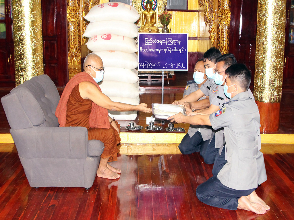 ပြည်ထဲရေးဝန်ကြီးဌာန မိသားစုများက ဆွမ်းဆန်တော် လှူဒါန်းခြင်းများ ဆောင်ရွက်