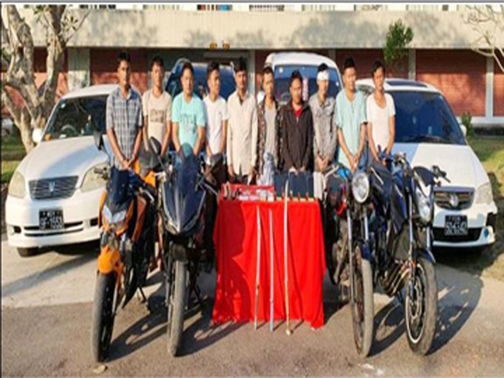 ၂၀၂၂ ခုနှစ်၊ ဇန်နဝါရီ ၁၈ ရက်တွင် ရန်ကင်းမြို့နယ် မင်းရဲကျော်စွာလမ်း၌ လုယက်မှု ကျူးလွန်ခဲ့သော တရားခံများကို သိမ်းဆည်းရမိသော ပစ္စည်းများနှင့်အတူ တွေ့ရစဉ်