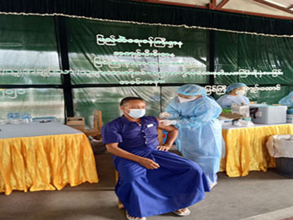 ၃ဝ-၈-၂ဝ၂၁ ရက်နေ့တွင် မြစ်ကြီးနားအကျဉ်းထောင်မှ အကျဉ်းသား/သူ၊ အချုပ်သား/သူများအား ဒုတိယအကြိမ်အဖြစ် ကိုဗစ်-၁၉ရောဂါ ကာကွယ်ဆေးထိုးနှံပေးနေပုံ