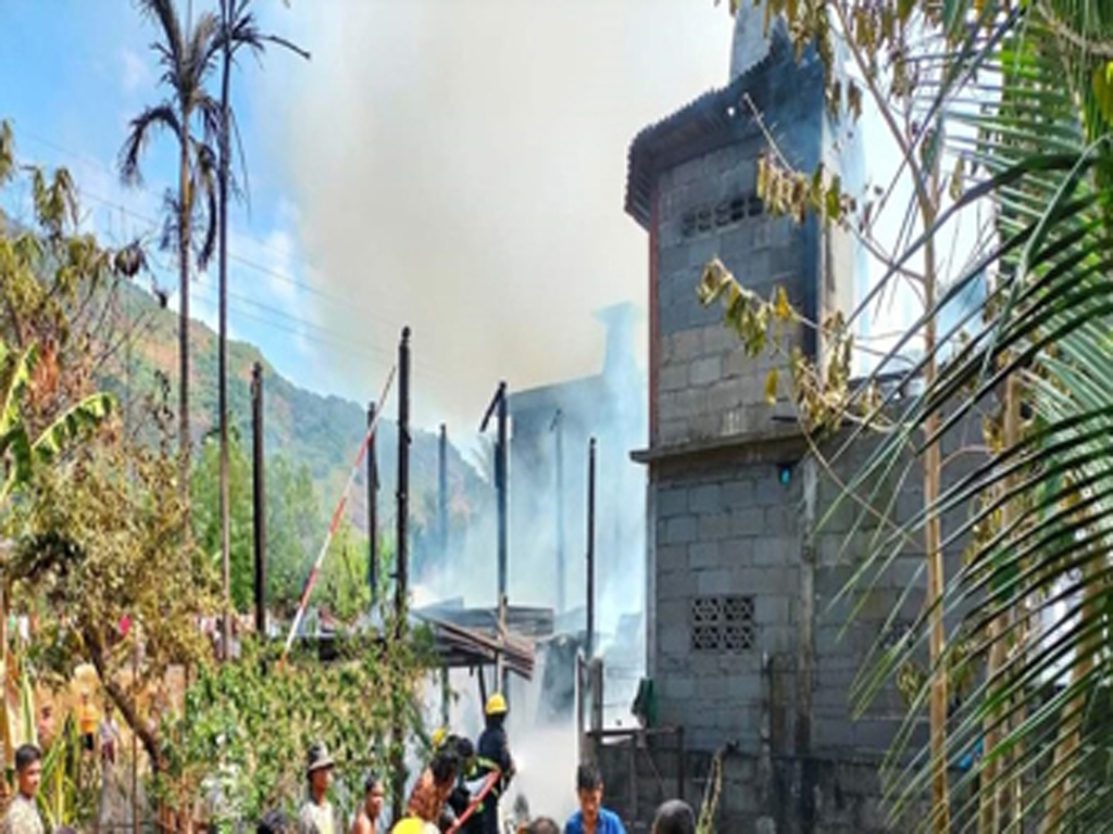 ပေါင်မြို့နယ်၊ ဇင်းကျိုက်မြို့၊ ဆားဘိုစုရပ်ကွက်၊ နယ်မြေ(၄)တွင် နေအိမ် မီးလောင်မှု