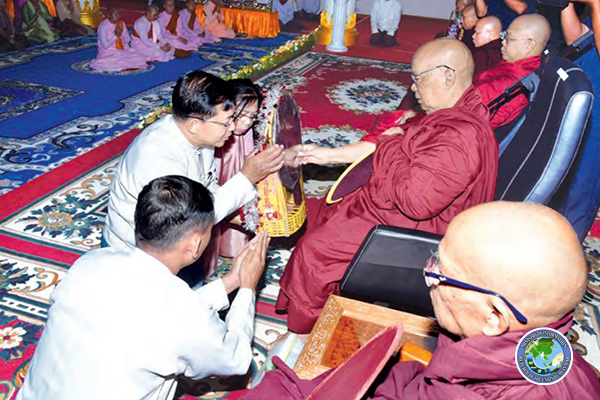 ဗိုလ်ချုပ်မှူးကြီး မင်းအောင်လှိုင် စာချ၊ စာသင်ဆရာတော် သံဃာတော်များနှင့် သီလရှင်များအား သောတာပန်ဆီလှူဒါန်း