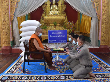 ပြည်ထဲရေးဝန်ကြီးဌာန မိသားစုများက ဆွမ်းဆန်တော်နှင့်ဆန်ကြာဆံများ ဆက်ကပ်လှူဒါန်းခြင်းများဆောင်ရွက်