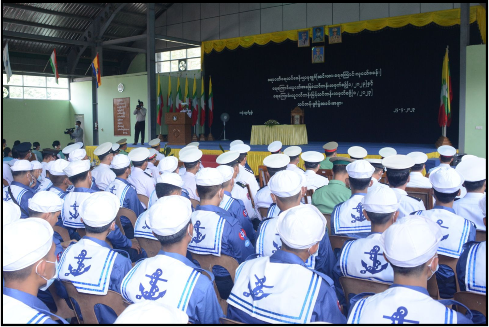 Commander of Central Command and officials cordially greeting the trainees