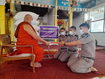 ပြည်ထဲရေးဝန်ကြီးဌာန မိသားစုများက ဆွမ်းဆန်တော်နှင့်ဆန်ကြာဆံများ ဆက်ကပ်လှူဒါန်းခြင်းများဆောင်ရွက်