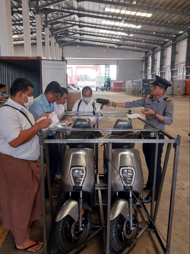 MYANMAR INDUSTRIAL PORT (မြန်မာစက်မှုဆိပ်ကမ်း) သို့ တင်သွင်းလာသော လျှပ်စစ်သုံးမော်တော်ဆိုင်ကယ်များ စစ်ဆေးမှုမှတ်တမ်းဓာတ်ပုံ