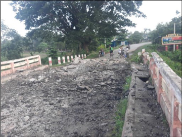 ထန်းတပင်မြို့နယ်၌ KNU သောင်းကျန်းသူအဖွဲ့မှ အကြမ်းဖက်မှုကိုလိုလားသူများနှင့် PDF အမည်ခံ အကြမ်းဖက်သမားများက သံကူကွန်ကရစ်တံတားတစ်စင်းအား မိုင်းထောင်ဖောက်ခွဲဖျက်ဆီး