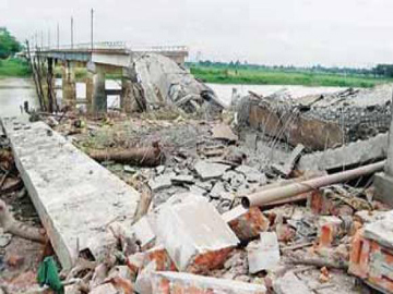 Photo of the collapse of the Sittaung Bridge (Natthankwin) which was blew up by KNLA group members who support terrorism and so-called PDF terrorists located on the Penwegon-Natthankwin-Kyaukgyi Road in Kyaukgyi Township, Bago Region.