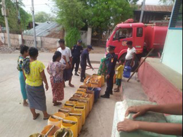 မကွေးတိုင်းဒေသကြီး၊ ရေနံချောင်းမြို့နယ်၊ အေးကုန်းရပ်ကွက်ရှိ အိမ်ထောင်စုများသို့ သောက်သုံးရေလှူဒါန်းမှု။