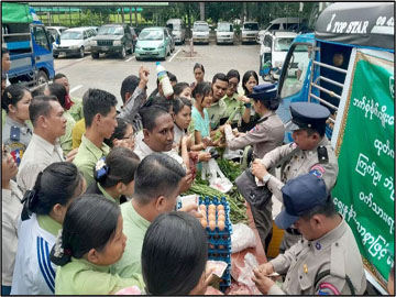 ၄-၁၀-၂၀၂၄ ရက်တွင် ပြည်ထဲရေးဝန်ကြီးဌာန၊ ဝန်ကြီးရုံးနှင့် အထွေထွေအုပ်ချုပ်ရေးဦးစီးဌာနရှိ ဝန်ထမ်းများထံသို့  ဝက်သား၊ ကြက်ဥ၊ နွားနို့နှင့် ဟင်းသီးဟင်းရွက်များ ရောင်းချပေးနေသည့် မှတ်တမ်းဓာတ်ပုံ။