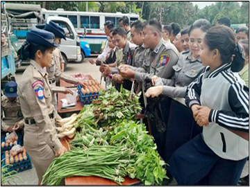  ၂၉-၁၁-၂၀၂၄ ရက်တွင် ပြည်ထဲရေးဝန်ကြီးဌာန၊ ဝန်ကြီးရုံးနှင့် တပ်ဖွဲ့/ဦးစီးဌာနများရှိ ဝန်ထမ်းများထံသို့ ဝက်သား၊ ငါး၊ ကြက်သား၊ ကြက်ဥ၊ နွားနို့နှင့် ဟင်းသီးဟင်းရွက်များ ရောင်းချပေးနေသည့် မှတ်တမ်းဓာတ်ပုံ။