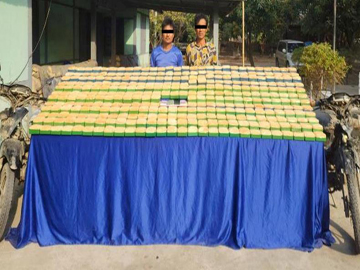 ပြစ်မှုကျူးလွန်သူများအား သိမ်းဆည်းရမိသည့် ဘိန်းဖြူများနှင့်အတူ တွေ့ရစဉ်။