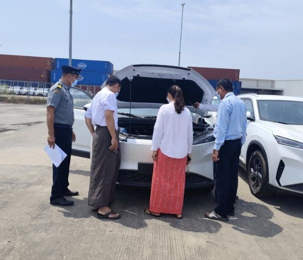 ရွာသာကြီးကုန်းတွင်းဆိပ်ကမ်း(Dry Port – KM) သို့ တင်သွင်းလာသော လျှပ်စစ်သုံးမော်တော်ယာဉ်များ စစ်ဆေးမှုမှတ်တမ်းဓာတ်ပုံ