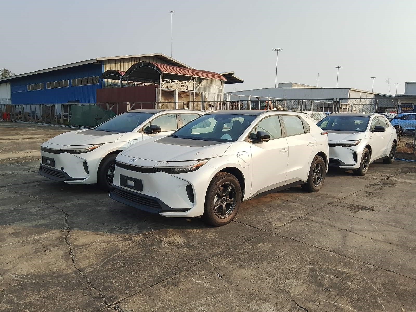 ရွာသာကြီး ကုန်းတွင်းဆိပ်ကမ်း (Dry Port –KM) သို့ တင်သွင်းလာသော လျှပ်စစ်သုံးမော်တော်ယာဉ်များ မှတ်တမ်းဓာတ်ပုံ