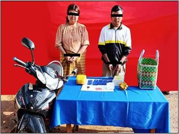 ပြစ်မှုကျူးလွန်သူများအား သိမ်းဆည်းရမိသည့် စိတ်ကြွရူးသွပ်ဆေးပြားများနှင့်အတူ တွေ့ရစဉ်။