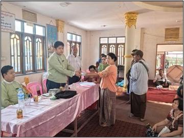 ရန်ကုန်တိုင်းဒေသကြီး၊ မင်္ဂလာဒုံခရိုင်၊ မင်္ဂလာဒုံမြို့နယ်၊ ပေါက်ကုန်းရပ်ကွက်ဓမ္မာရုံ၌ နေရပ်စွန့်ခွာ နေရသည့် ပြည်သူများအား ထောက်ပံ့ငွေပေးအပ်ခြင်းအခမ်းအနား ကျင်းပမှု မှတ်တမ်းဓာတ်ပုံ။