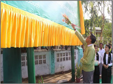 မွန်ပြည်နယ်၊ မော်လမြိုင်ခရိုင်၊ မော်လမြိုင်မြို့နယ်၊ အမှတ်(၁)အခြေခံပညာအလယ်တန်းကျောင်းရှေ့၌ ကျောင်းအပ်နှံရေးဆိုင်ရာ မြေစိုက်ပိုစတာ စိုက်ထူခြင်းအခမ်းအနား ကျင်းပမှု မှတ်တမ်းဓာတ်ပုံ။