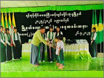ရန်ကုန်တိုင်း‌ဒေသကြီး၊ သန်လျင်ခရိုင်၊ သုံးခွမြို့နယ်၊ အမှတ်(၁)ရပ်ကွက်ရှိ အမှတ်(၂)အခြေခံပညာအထက်တန်းကျောင်း၌ ၂၀၂၅-၂၀၂၆ ပညာသင်နှစ်၊ မြို့နယ်ကျောင်းအပ်နှံရေးနေ့အခမ်းအနားကျင်းပမှု မှတ်တမ်းဓာတ်ပုံ။