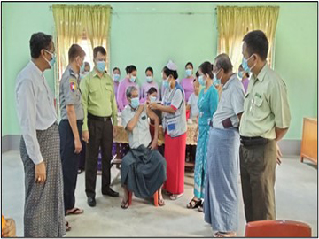 ရန်ကုန်တိုင်းဒေသကြီး၊ ဗိုလ်တထောင်ခရိုင်၊ ဒေါပုံမြို့နယ်အထွေထွေအုပ်ချုပ်ရေးဦးစီးဌာနရုံး၌ ကိုဗစ်ရောဂါကာကွယ်ဆေး ထိုးနှံပေးနေမှုအခြေအနေအား ကြည့်ရှုစစ်ဆေးမှု မှတ်တမ်းဓာတ်ပုံ။