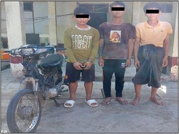 ကရင်ပြည်နယ်၊ မြဝတီမြို့နယ်၌ ဆိုင်ကယ်ခိုးလာသူ အမျိုးသား သုံးဦးအား ဖမ်းဆီးအရေးယူမှု မှတ်တမ်းဓာတ်ပုံ။