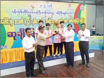 ရန်ကုန်တိုင်းဒေသကြီး၊ သင်္ဃန်းကျွန်းမြို့နယ်၊ သုဝဏ္ဏမိုးလုံလေလုံ အားကစားကွင်း၌ ဝန်ကြီးချုပ်ဖလား မြို့နယ်ပေါင်းစုံ အသက် ၂၃ နှစ်အောက် အမျိုးသား/အမျိုးသမီး ပိုက်ကျော်ခြင်းပြိုင်ပွဲ ဗိုလ်လုပွဲနှင့် ဆုချီးမြှင့်ပွဲအခမ်းအနား ကျင်းပမှု မှတ်တမ်းဓာတ်ပုံ။