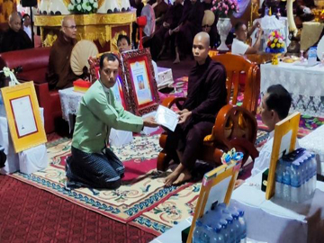 မွန်ပြည်နယ်၊ ရေးခရိုင်၊ ရေးမြို့နယ်၊ တူးမြောင်းကျေးရွာအုပ်စု၊ ပုပ္ဖဝတီကျေးရွာရှိ ဦးဇင်းလေး ဘုရားဝင်းအတွင်း၌ နိုင်ငံတော်မှ ချီးမြှင့်သည့်ဘွဲ့တံဆိပ်တော်ရ ဆရာတော်ကြီးများနှင့် ၂၀၂၅ ခုနှစ်၊ ပါဠိပထမပြန်စာမေးပွဲအောင် သံဃာတော်များအား စူဠဘွဲ့နှင်းသဘင်အခမ်းအနား ကျင်းပမှု မှတ်တမ်းဓာတ်ပုံ။