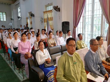 မွန်ပြည်နယ်၊ မော်လမြိုင်မြို့၊ ပန်းဘဲတန်းရပ်ကွက်ရှိ သူနာပြုသင်တန်းကျောင်းခန်းမ၌ အမျိုးသား ကုတ်အင်္ကျီ/သူနာပြု ဦးဆောင်းအပ်နှင်းခြင်း အခမ်းအနား ကျင်းပမှု မှတ်တမ်းဓာတ်ပုံ။