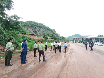 မန္တလေးတိုင်းဒေသကြီး၊ အောင်မြေသာစံခရိုင်၊ ပုသိမ်ကြီးမြို့နယ်၊ အုန်းချောကျေးရွာအုပ်စု၊ ကျောက်ချောကျေးရွာရှိ (၁၆)မိုင်စစ်ဆေးရေးဂိတ်၌ မော်တော်ယာဥ်များ ဖြတ်သန်းသွားလာနေမှု အခြေအနေအား ကွင်းဆင်းစစ်ဆေးမှု မှတ်တမ်းဓာတ်ပုံ။
