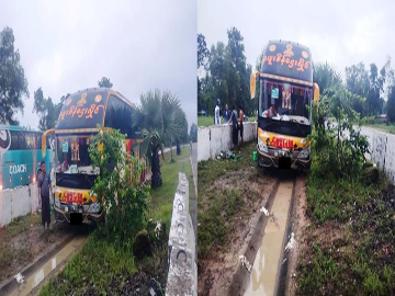 ပဲခူးတိုင်းဒေသကြီး၊ ဒိုက်ဦးမြို့နယ်၊ ရန်ကုန်-မန္တလေးအမြန်လမ်းမကြီး၌ ခရီးသည်တင်ယာဉ် တစ်စီး ယာဉ်မောင်းအိပ်ငိုက်၍ လမ်းလယ်ကျွန်းမှ သစ်ပင်အား တိုက်မိရပ်တန့်နေမှု မှတ်တမ်းဓာတ်ပုံ။