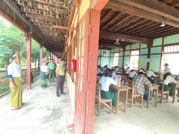 မန္တလေးတိုင်းဒေသကြီး၊ တံတားဦးခရိုင်၊ ငါန်းဇွန်မြို့၌ ၂၀၂၄-၂၀၂၅ ပညာသင်နှစ်၊ တက္ကသိုလ်ဝင်စာမေးပွဲ မြန်မာစာဘာသာရပ် ပြန်လည်ဖြေဆိုနေမှုအခြေအနေအား ကြည့်ရှုအားပေးမှု မှတ်တမ်းဓာတ်ပုံ။