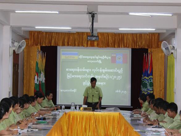 တနင်္သာရီတိုင်းဒေသကြီး၊ ကော့သောင်းခရိုင်အထွေထွေအုပ်ချုပ်ရေးဦးစီးဌာန၊ ဘုရင့်နောင် အစည်းအဝေးခန်းမ၌ စာရေးဝန်ထမ်းများ လုပ်ငန်းစွမ်းဆောင်ရည်မြင့်မား‌ရေးသင်တန်း အမှတ်စဉ်‌(၁/၂၀၂၅) ဖွင့်ပွဲအခမ်းအနားကျင်းပမှု မှတ်တမ်းဓာတ်ပုံ။