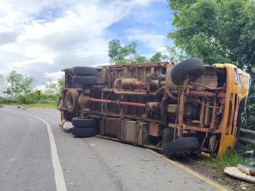 ရှမ်းပြည်နယ်(တောင်ပိုင်း)၊ ရွာငံမြို့နယ်၌ ကုန်တင်မော်တော်ယာဉ် တစ်စီး အရှိန်မထိန်းနိုင်ဘဲ တိမ်းမှောက်မှုကြောင့် ယာဉ်မောင်း သေဆုံးကာ ယာဉ်နောက်လိုက် ထိခိုက်ဒဏ်ရာရရှိမှု မှတ်တမ်းဓာတ်ပုံ။
