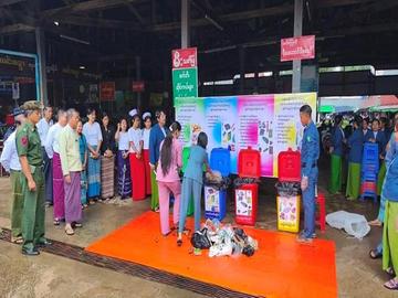 မွန်ပြည်နယ်၊ မုဒုံခရိုင်၊ မုဒုံမြို့၊ မြို့မ(၄)ရပ်ကွက်ရှိ ရွှေဟင်္သာဈေးကြီး၌ အမှိုက်များအား အမျိုးအစားအလိုက် ခွဲခြားစွန့်ပစ်နိုင်ရေး အသိပညာပေးဟောပြောခြင်းနှင့်လက်တွေ့သရုပ်ပြ ခင်းကျင်းထားရှိမှုအား ကြည့်ရှုစစ်ဆေးမှု မှတ်တမ်းဓာတ်ပုံ။