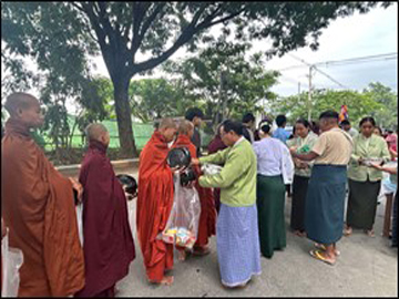 ရှမ်းပြည်နယ်၊ ကလောခရိုင်၊  ညောင်ရွှေမြို့နယ်၊ နန္ဒဝန်ရပ်ကွက်ရှိ အောင်ချမ်းသာနေ့စဉ်ပိဏ္ဍပါတ် ဆွမ်းလောင်းအသင်းမှ ပိဏ္ဍပါတ်ဆွမ်းနှင့် လှူဖွယ်ဝတ္ထုပစ္စည်းများ လောင်းလှူမှု မှတ်တမ်းဓာတ်ပုံ။