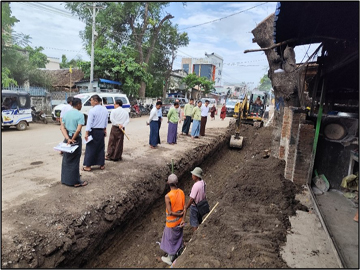 မကွေးတိုင်းဒေသကြီး၊ မင်းဘူးခရိုင်၊ မင်းဘူးမြို့နယ်၊ စကုမြို့အတွင်း ရေစီးရေလာကောင်းမွန်စေရေးအတွက် လမ်းဘေးဝဲယာရေမြောင်းတူးဖော်ရှင်းလင်းခြင်း၊ ကျောက်စီရေမြောင်းတူးဖော်ရှင်းလင်းခြင်း လုပ်ငန်းဆောင်ရွက်နေမှု အခြေအနေများအား ကွင်းဆင်းစစ်ဆေးမှု မှတ်တမ်းဓာတ်ပုံ။