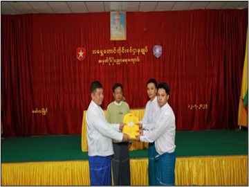 မွန်ပြည်နယ်၊ မော်လမြိုင်ခရိုင်၊  မော်လမြိုင်မြို့၊ အမှတ်(၆)ပညာရေးကျောင်း၌  ပြည်သူ့စစ်မှုထမ်း  သင်တန်း အမှတ်စဉ်(၁၅)သို့ တက်ရောက်မည့် သင်တန်းသားများအား  ပစ္စည်းများ ထောက်ပံ့ပေးမှု မှတ်တမ်းဓာတ်ပုံ။