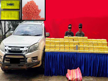 ပြစ်မှုကျူးလွန်သူများအား ဖမ်းဆီးရမိသည့် စိတ်ကြွရူးသွပ်ဆေးပြားများနှင့်အတူ တွေ့ရစဉ်။