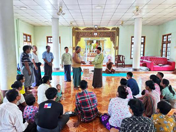 မန္တလေးတိုင်းဒေသကြီး၊ အောင်မြေသာစံခရိုင်၊ မတ္တရာမြို့နယ်ရှိ ကျေးရွာများမှ တိုက်ပွဲရှောင် ပြည်သူများအား အသင့်စား စားစရာများနှင့် ထောက်ပံ့ငွေများ ပေးအပ်နေသည့် မှတ်တမ်းဓာတ်ပုံ။