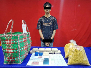 ပြစ်မှုကျူးလွန်သူအား ဖမ်းဆီးရမိသည့် စိတ်ကြွရူးသွပ်ဆေးပြားများနှင့်အတူ တွေ့ရစဉ်။