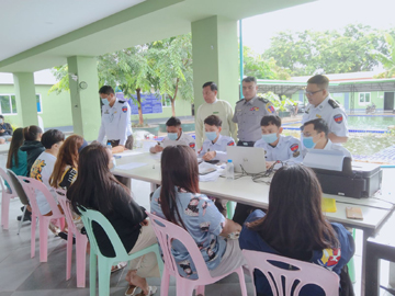မြန်မာနိုင်ငံအတွင်းသို့ တရားမဝင် ဝင်ရောက်လာသည့် ပြည်ပနိုင်ငံသား ၂၂ ဦးအား ထပ်မံစစ်ဆေး ဖော်ထုတ်ထိန်းသိမ်းမှု မှတ်တမ်းဓာတ်ပုံ။
