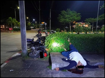 ဧရာဝတီတိုင်းဒေသကြီး၊ ပုသိမ်မြို့နယ်၌ ဆိုင်ကယ်အရှိန်မထိန်းနိုင်ဘဲ လမ်းပလက်ဖောင်းပေါ်ရှိ ဓာတ်တိုင်အား ဝင်ရောက်တိုက်မိမှု မှတ်တမ်းဓာတ်ပုံ။