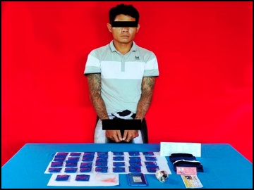တရားခံ ကိုကိုအောင် အား ဖမ်းဆီးရမိသည့် စိတ်ကြွရူးသွပ်ဆေးပြားများနှင့်အတူ တွေ့ရစဉ်။