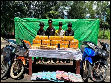တရားခံ လော်စေး၊ ကျဖီး၊ ကျပေါနှင့် မောင်ရှည်(ခ)မောရှည်တို့အား ဖမ်းဆီးရမိသည့် စိတ်ကြွရူးသွပ်ဆေးပြားများနှင့်အတူ တွေ့ရစဉ်။