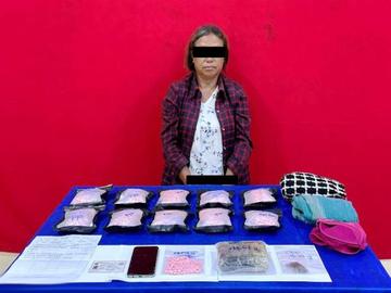 ပြစ်မှုကျူးလွန်သူအား ဖမ်းဆီးရမိသည့် မူးယစ်ဆေးဝါးများနှင့်အတူ တွေ့ရစဉ်။
