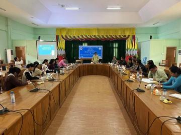 ရှမ်းပြည်နယ်၊ တောင်ကြီးခရိုင်၊ တောင်ကြီးမြို့နယ်၊ ခရိုင်/မြို့နယ်စုပေါင်းရုံးအစည်းအဝေးခန်းမ၌ ခရိုင်အမျိုးသမီးကော်မတီနှင့် ခရိုင်ကလေးသူငယ်အခွင့်အရေးများဆိုင်ရာကော်မတီ အစည်းအဝေး ကျင်းပပြုလုပ်မှု မှတ်တမ်းဓာတ်ပုံ။