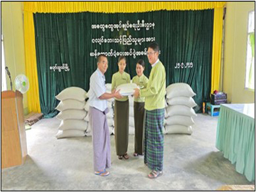 မန္တလေးတိုင်းဒေသကြီး၊ ရမည်းသင်းခရိုင်၊ ပျော်ဘွယ်မြို့နယ်အတွင်း မန္တလေးငလျင်  လှုပ်ခတ်မှုကြောင့် နေအိမ်ပျက်စီးသွားသည့် ငလျင်ဘေးသင့်ပြည်သူများအား ဆန်ထောက်ပံ့ပေးအပ်ပွဲ အခမ်းအနား ကျင်းပမှု မှတ်တမ်းဓာတ်ပုံ။