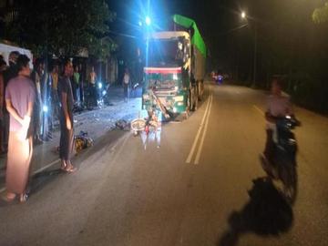 ရန်ကုန်တိုင်းဒေသကြီး၊ တိုက်ကြီးမြို့နယ်၌ မော်တော်ဆိုင်ကယ်မှ အရှိန်မထိန်းနိုင်ဘဲ တစ်ဖက်ယာဉ်ကြောသို့ ရောက်ရှိကာ Nissan Diesel (၁၂)ဘီးယာဉ်အား ဝင်ရောက်တိုက်မိ၍ အမျိုးသား တစ်ဦး သေဆုံးမှု မှတ်တမ်းဓာတ်ပုံ။