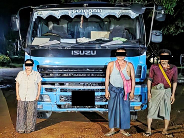 မွန်ပြည်နယ်၊ သံဖြူဇရပ်မြို့နယ်၌ ကရမက်နှင့် တောင်တန်ကြီးများ တရားမဝင် သယ်ဆောင်လာသူ အမျိုးသား နှစ်ဦးနှင့် အမျိုးသမီး တစ်ဦးတို့အား ဖမ်းဆီးအရေးယူမှု မှတ်တမ်းဓာတ်ပုံ။